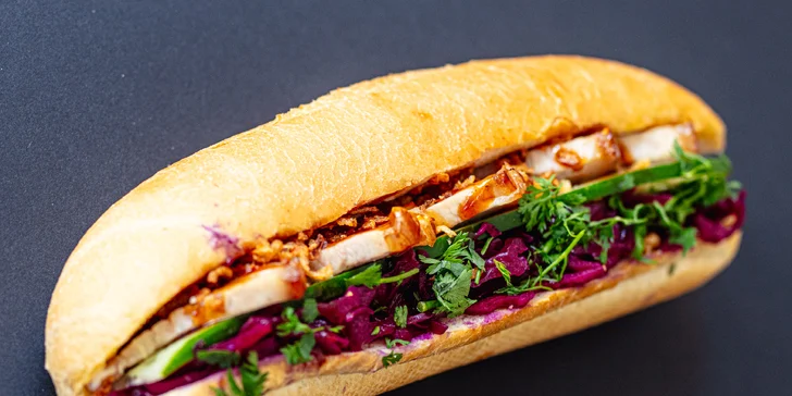 Vietnamská bageta a ledový čaj z banh—mi—ba pro 1 nebo 2 osoby