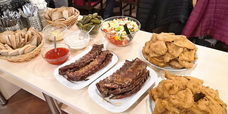 Zvolit můžete i variantu s pečenými vepřovými žebírky, chlebem a BBQ dipem, ať máte na hru dostatek sil. 