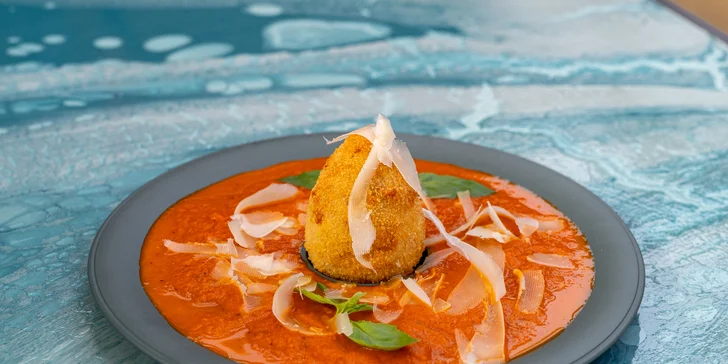 Menu s welcome drinkem v Bistru 49 pro 2 osoby: svíčková polévka, cuketové placky, arancina a palačinky