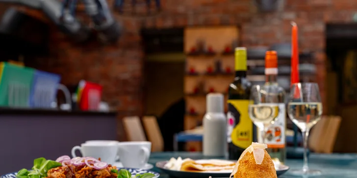Menu s welcome drinkem v Bistru 49 pro 2 osoby: svíčková polévka, cuketové placky, arancina a palačinky