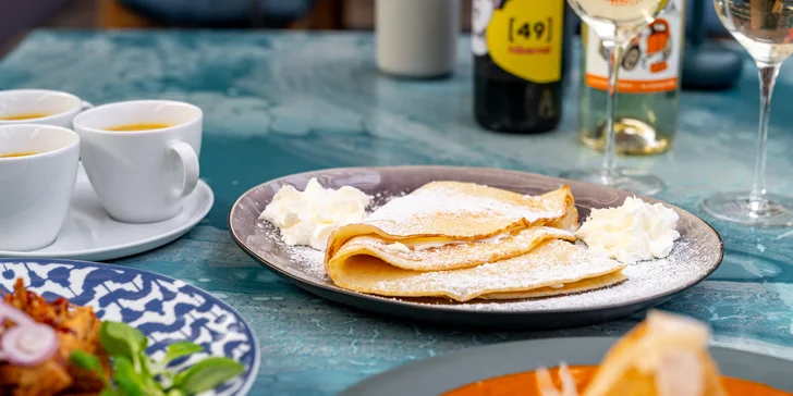 Menu s welcome drinkem v Bistru 49 pro 2 osoby: svíčková polévka, cuketové placky, arancina a palačinky