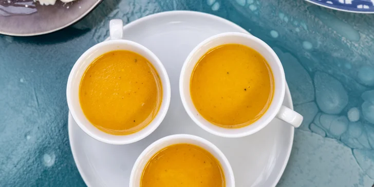 Menu s welcome drinkem v Bistru 49 pro 2 osoby: svíčková polévka, cuketové placky, arancina a palačinky