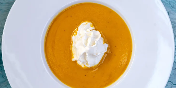 Menu s welcome drinkem v Bistru 49 pro 2 osoby: svíčková polévka, cuketové placky, arancina a palačinky