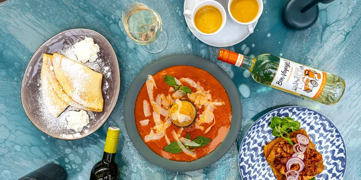 Menu s welcome drinkem v Bistru 49 pro 2 osoby: svíčková polévka, cuketové placky, arancina a palačinky