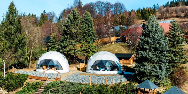 Glamping v Beskydech se snídaní i wellness: ubytování v luxusní kopuli, sauna a termální bazén