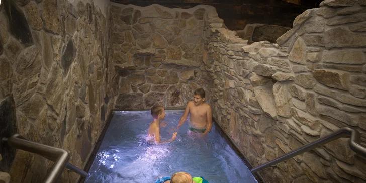 S rodinou do Pekla Čertovina: pobyt v Kocourkově s polopenzí i možností wellness, 2 děti v ceně