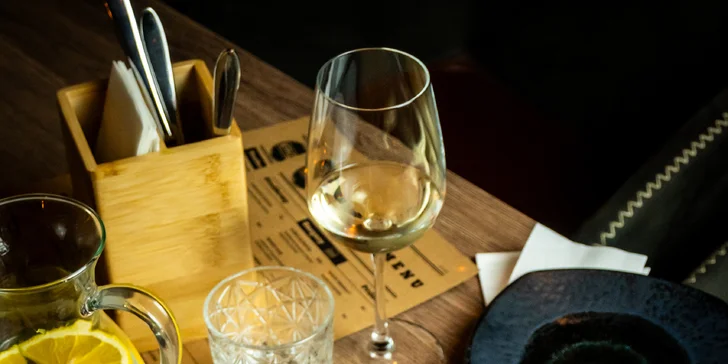 Víno dle výběru i tapas se sýry nebo uzeninami pro dva: podnik KouZi Kitchen na okraji Prahy