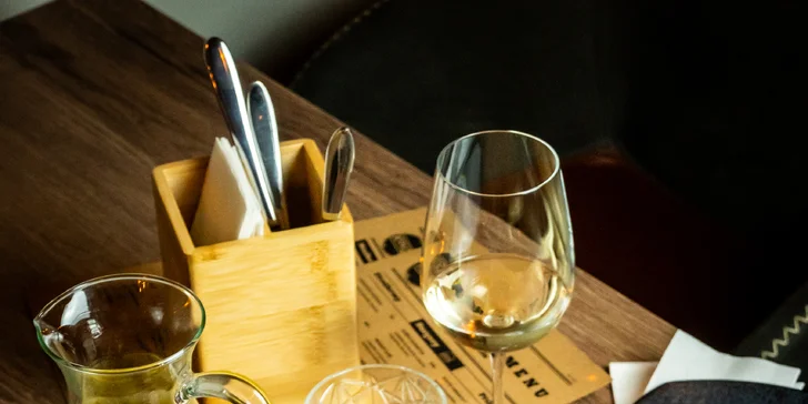 Víno dle výběru i tapas se sýry nebo uzeninami pro dva: podnik KouZi Kitchen na okraji Prahy