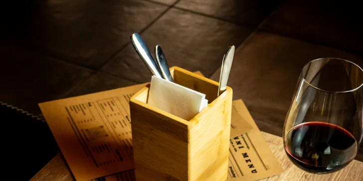 Víno dle výběru i tapas se sýry nebo uzeninami pro dva: podnik KouZi Kitchen na okraji Prahy