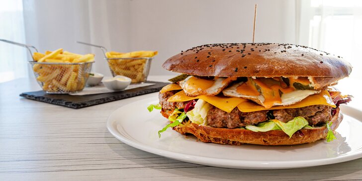 Dva klasické burgery nebo maxi burger až pro 3 osoby s hranolky a dipy