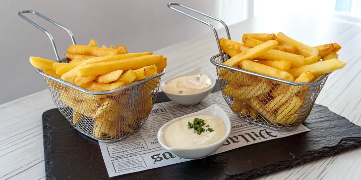 Dva klasické burgery nebo maxi burger až pro 3 osoby s hranolky a dipy