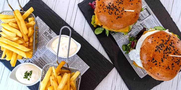 Dva klasické burgery nebo maxi burger až pro 3 osoby s hranolky a dipy