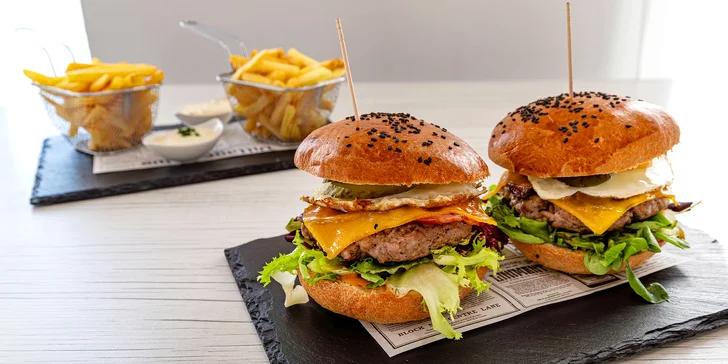 Dva klasické burgery nebo maxi burger až pro 3 osoby s hranolky a dipy