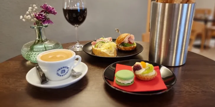 Otevřený voucher do Café Oskar v táborském divadle: 150–600 Kč na kávu, vína i drinky
