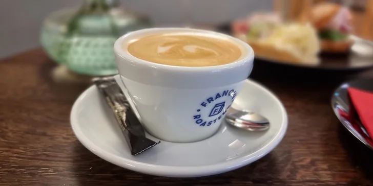 Otevřený voucher do Café Oskar v táborském divadle: 150–600 Kč na kávu, vína i drinky