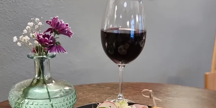 Otevřený voucher do Café Oskar v táborském divadle: 150–600 Kč na kávu, vína i drinky