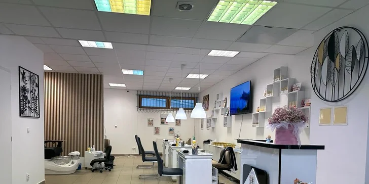 Akrylové nebo gelové nehty a pedikúra s lakováním gel lakem a Shellacem