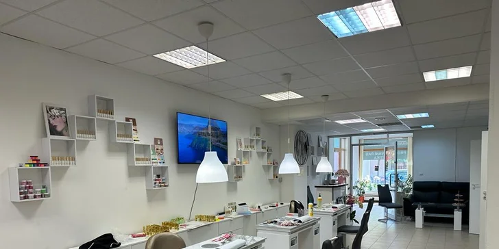 Akrylové nebo gelové nehty a pedikúra s lakováním gel lakem a Shellacem