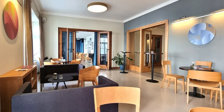 Otevřený voucher do Café Oskar v táborském divadle: 150–600 Kč na kávu, vína i drinky