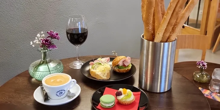 Otevřený voucher do Café Oskar v táborském divadle: 150–600 Kč na kávu, vína i drinky