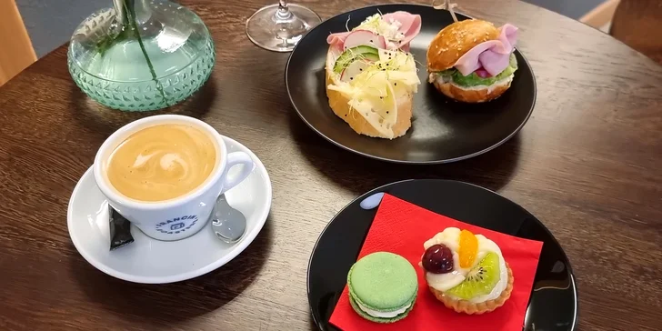 Otevřený voucher do Café Oskar v táborském divadle: 150–600 Kč na kávu, vína i drinky