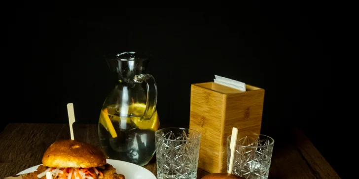 KouZi Kitchen v Hrnčířích: burger či hotdog pro 1 nebo 2 osoby, možnost přílohy