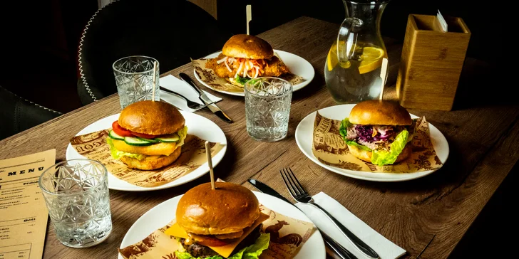 KouZi Kitchen v Hrnčířích: burger či hotdog pro 1 nebo 2 osoby, možnost přílohy