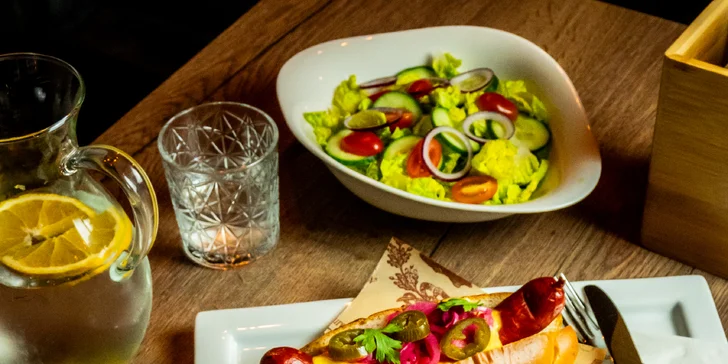KouZi Kitchen v Hrnčířích: burger či hotdog pro 1 nebo 2 osoby, možnost přílohy