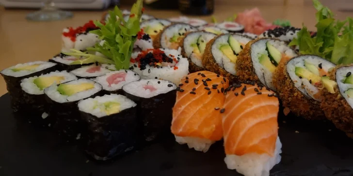 Nabité sushi sety o 38 či 48 ks v Táboře: tuňák i losos či avokádo