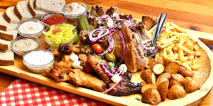 Masová hostina pro partu: koleno, marinovaná žebra i kuřecí a spousta příloh, zeleniny a omáček