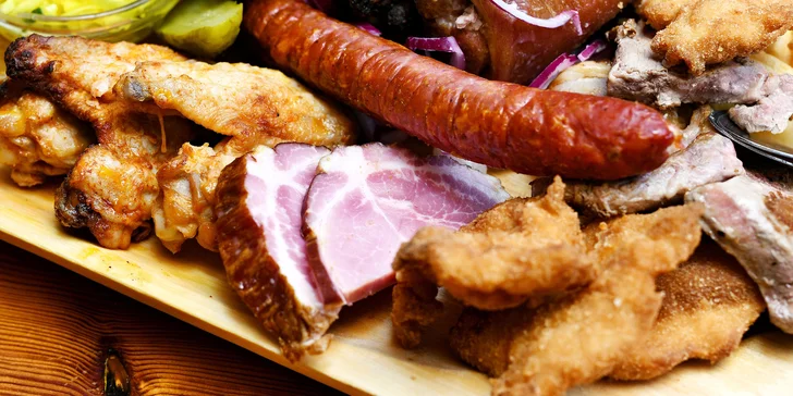 Svejkovského koryto plné masa a dobrot s přílohami: až 11,5 kg kolena, řízků a klobás i salátu a hranolků