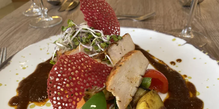 Tříchodové menu s rizotem či kuřecím a 2 hod. v hotelovém wellness pro 2 osoby