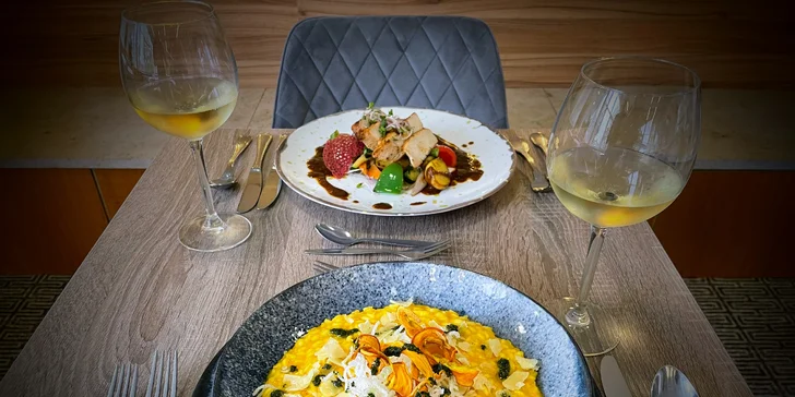 Tříchodové menu s rizotem či kuřecím a 2 hod. v hotelovém wellness pro 2 osoby