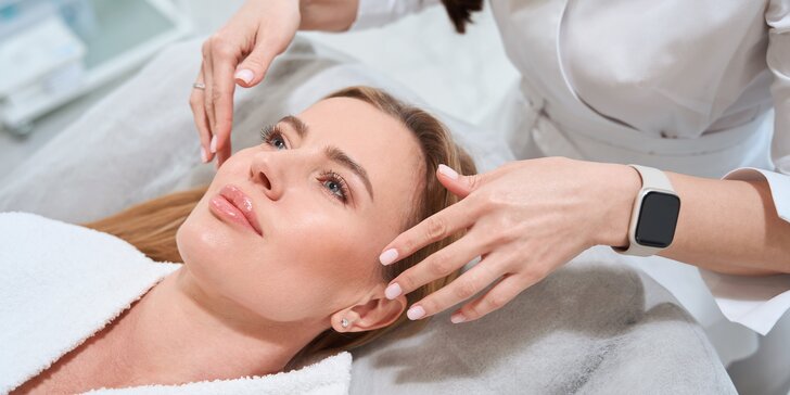 Kosmetické ošetření, vibrační plošina, omlazující kapsle i světelná terapie proti akné