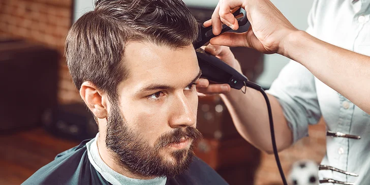 Pánský střih, vč. zarovnání kontur břitvou, i úprava vousů v dejvickém barbershopu