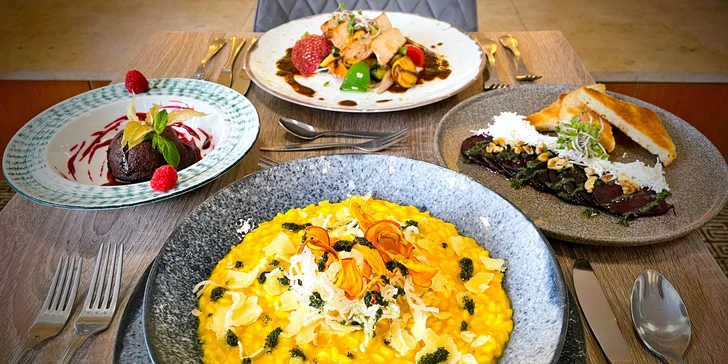 Tříchodové menu s rizotem či kuřecím a 2 hod. v hotelovém wellness pro 2 osoby