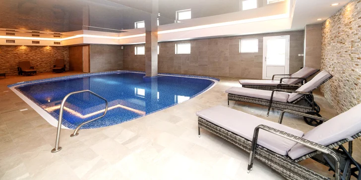 Tříchodové menu s rizotem či kuřecím a 2 hod. v hotelovém wellness pro 2 osoby