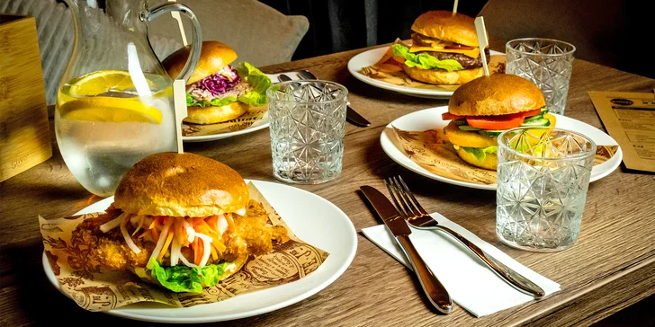 KouZi Kitchen v Hrnčířích: burger či hotdog pro 1 nebo 2 osoby, možnost přílohy