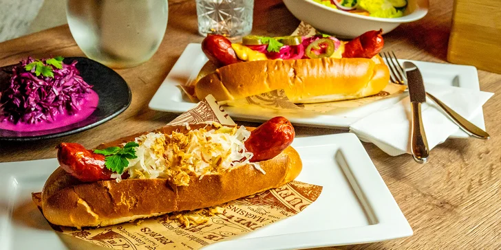 KouZi Kitchen v Hrnčířích: burger či hotdog pro 1 nebo 2 osoby, možnost přílohy