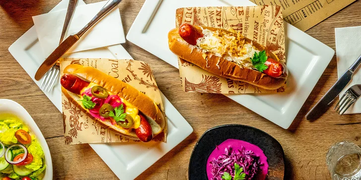 KouZi Kitchen v Hrnčířích: burger či hotdog pro 1 nebo 2 osoby, možnost přílohy
