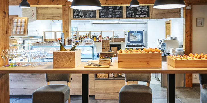 KouZi Kitchen v Hrnčířích: burger či hotdog pro 1 nebo 2 osoby, možnost přílohy