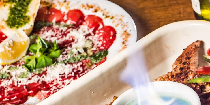 Gurmánské vzplanutí pro 2 osoby: tříchodové menu se 3 druhy masa, carpaccio i palačinka