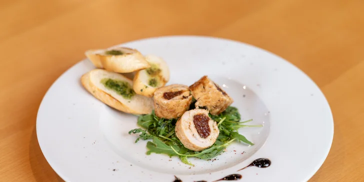 Božská romantika pro dva: tříchodové menu a vstup do wellness se saunou, bazénem a vířivkou