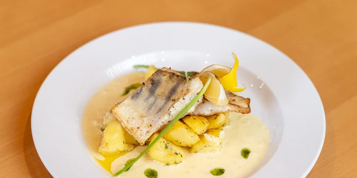 Božská romantika pro dva: tříchodové menu a vstup do wellness se saunou, bazénem a vířivkou