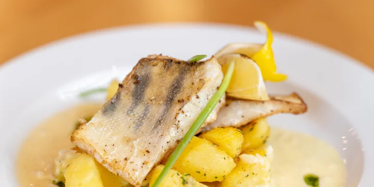 Božská romantika pro dva: tříchodové menu a vstup do wellness se saunou, bazénem a vířivkou