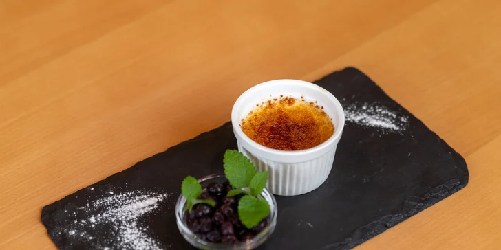 Božská romantika pro dva: tříchodové menu a vstup do wellness se saunou, bazénem a vířivkou
