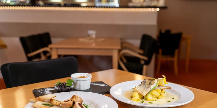 Božská romantika pro dva: tříchodové menu a vstup do wellness se saunou, bazénem a vířivkou