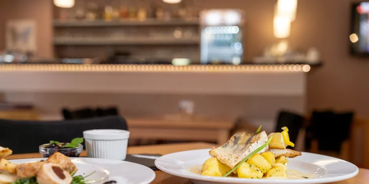 Božská romantika pro dva: tříchodové menu a vstup do wellness se saunou, bazénem a vířivkou