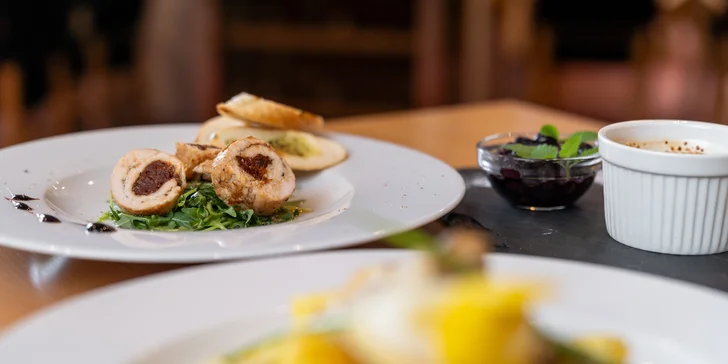 Božská romantika pro dva: tříchodové menu a vstup do wellness se saunou, bazénem a vířivkou