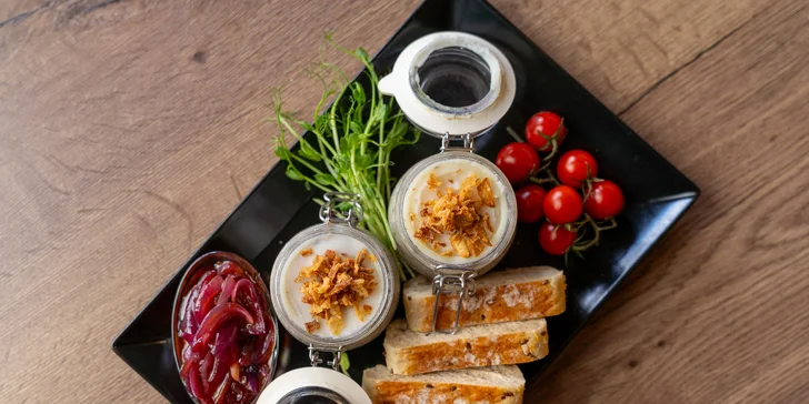 Tříchodové menu se špízem z vepřové panenky a kuřecích prsou i s láhví vína pro 2 osoby